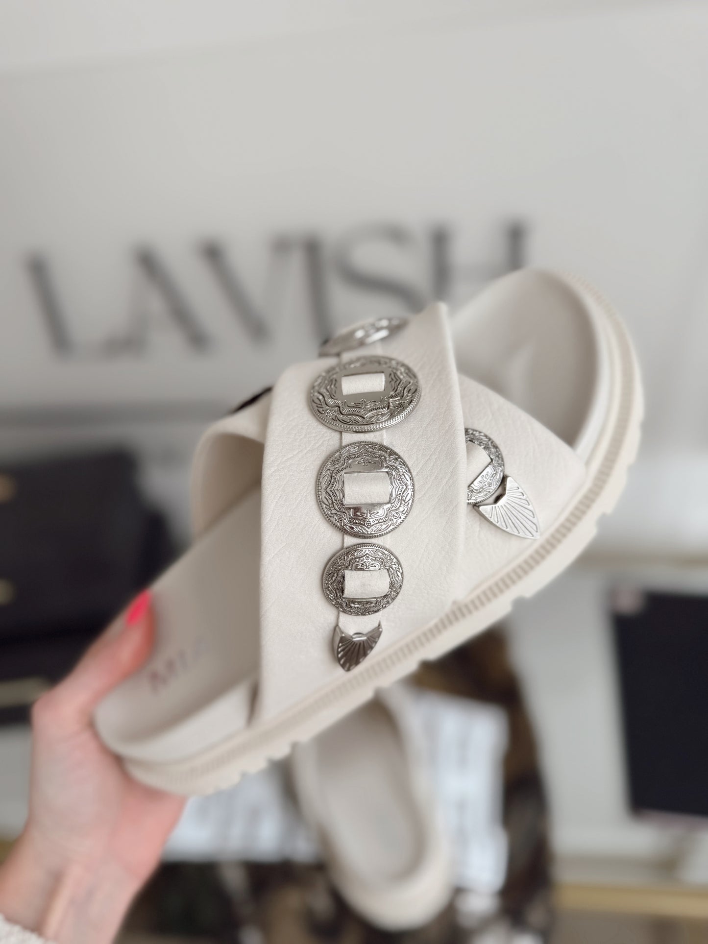 Gorgene Seashell Buckle Sandal