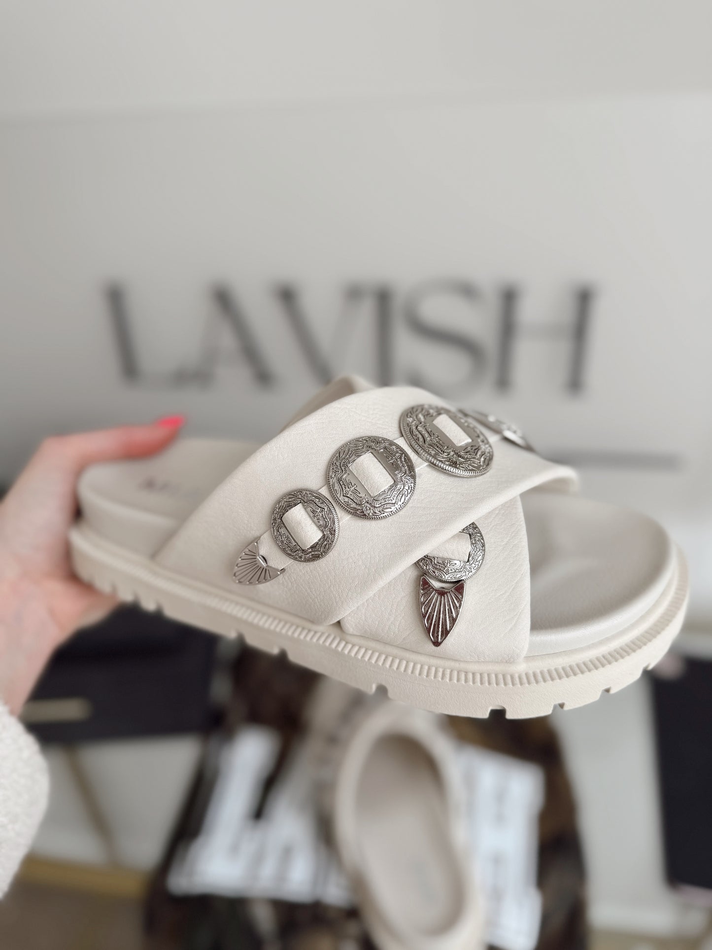 Gorgene Seashell Buckle Sandal
