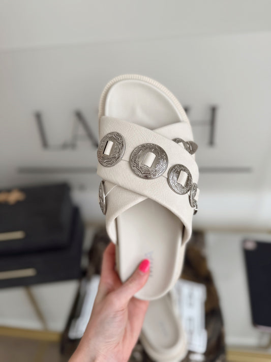 Gorgene Seashell Buckle Sandal